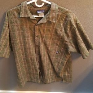 L short sleeve Patagonia button up shirt